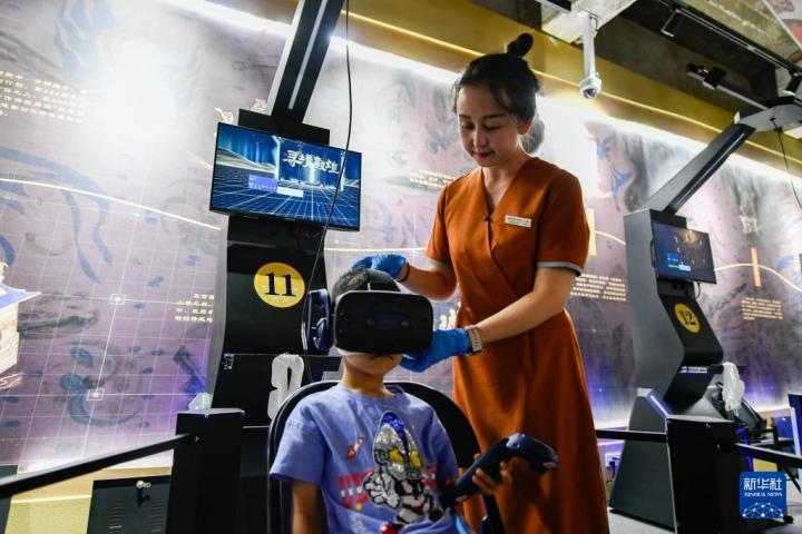 7月22日,敦煌研究院文化弘揚部工作人員引導游客佩戴使用VR設備。新華社記者 郎兵兵 攝</p>
<p> 7月22日,敦煌研究院文化弘揚部工作人員引導游客佩戴使用VR設備。新華社記者 郎兵兵 攝</p>
<p>