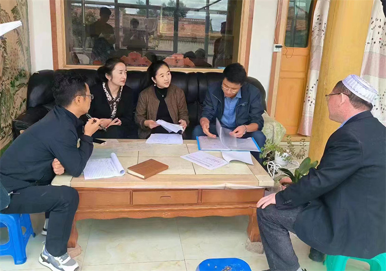 1721813680895357.jpg 臨潭縣卓洛鄉(xiāng)紀(jì)委工作人員在下園子村農(nóng)戶(hù)家中了解在發(fā)放大病救助補(bǔ)助資金中是否存在落實(shí)不及時(shí)、不到位等作風(fēng)方面的問(wèn)題。.jpg